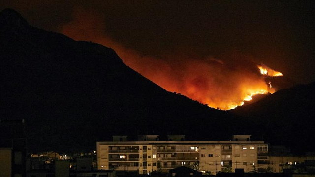 Vista del incendio que afecta a lLlutxent, Pinet y Barx desde la localidad valenciana de Gandía. EFE
