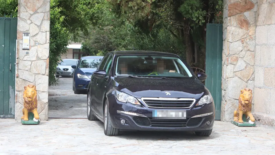 Agentes de la Policía Nacional, abandonan la vivienda de Manuel Charlín tras el registro. JOSÉ LUIZ OUBIÑA