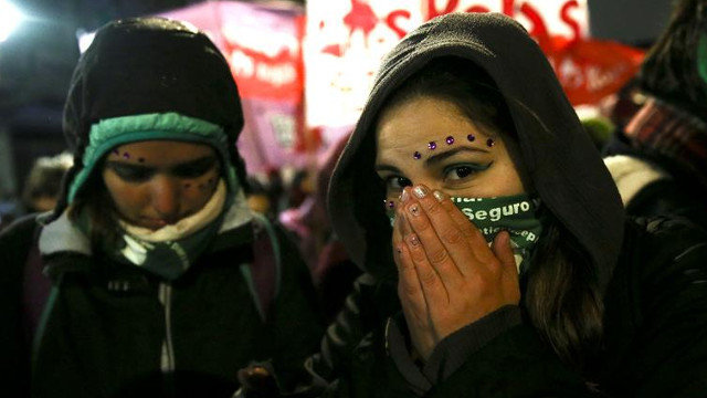 Manifestantes a favor del aborto, concentrados en la Plaza del Congreso de Buenos Aires. DAVID FERNÁNDEZ (EFE)