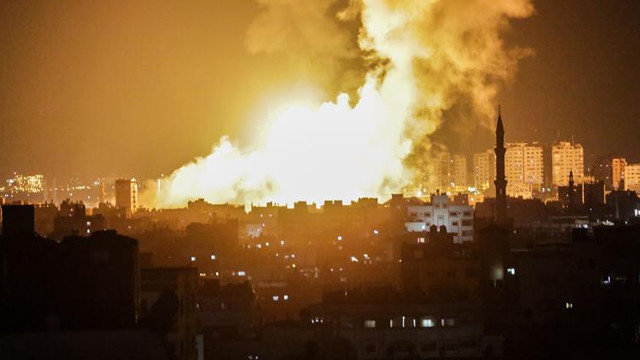 Vista del humo tras los ataques aéreos israelíes en Gaza. HAITHAM IMAD (EFE)