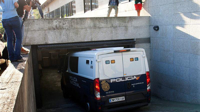 Un furgón con detenidos llega al juzgado de Vigo. SALVADOR SAS
