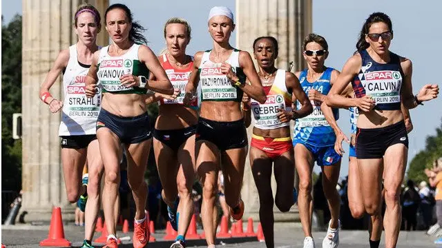 Un instante del maratón, con Trihas Gebrecon en el centro. CLEMENS BILAN (EFE)