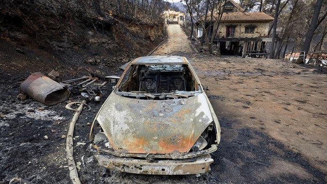 Vista de los daños causados en la urbanización Las Cumbres, que se vio rodeada por el incendio forestal de Llutxent. NATXO FRANCÉS (EFE)