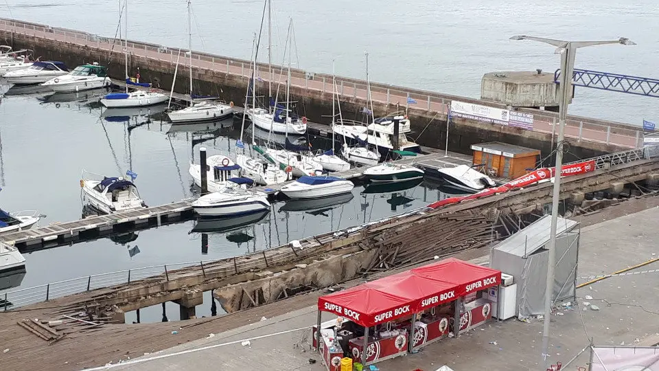 La pasarela que se derrumbó en O Marisquiño. CAROLINA NEIRA