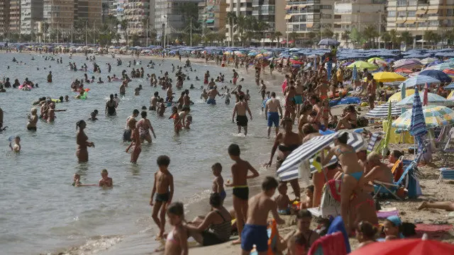 Una imagen de Benidorm lleno de turistas. EFE