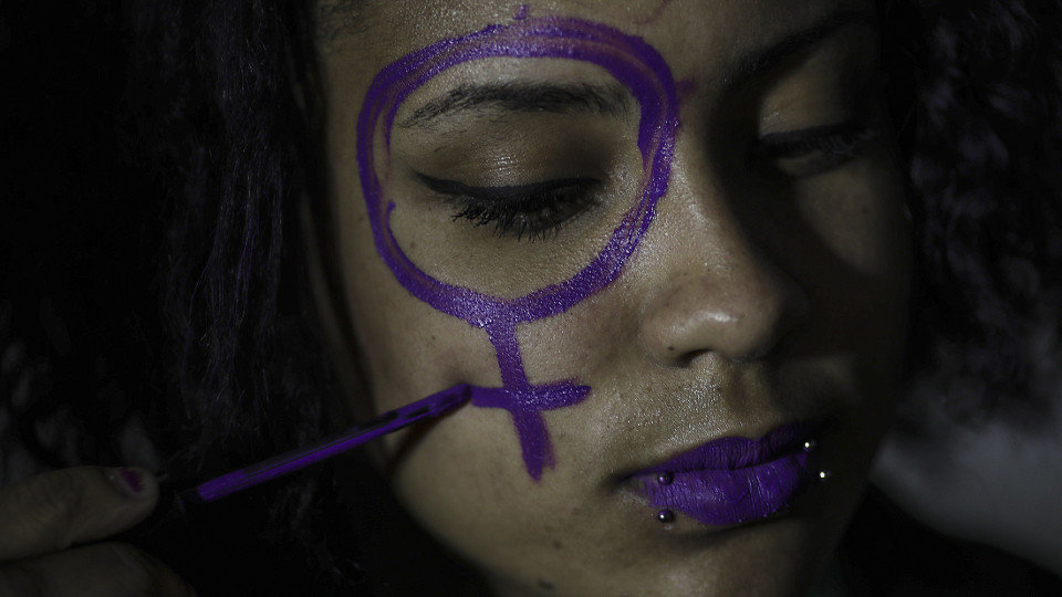 Imagen de una mujer con el símbolo feminista en la cara durante las manifestaciones de la pasada semana. EFE