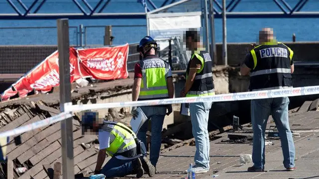 La policía científica inspecciona la zona del paseo marítimo de Vigo tras el accidente ocurrido durante O Marisquiño. SALVADOR SAS (EFE)