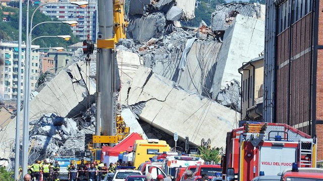 Labores de rescate de las víctimas del puente que se desplomó el martes en Génova. ALESSANDRO DI MARCO