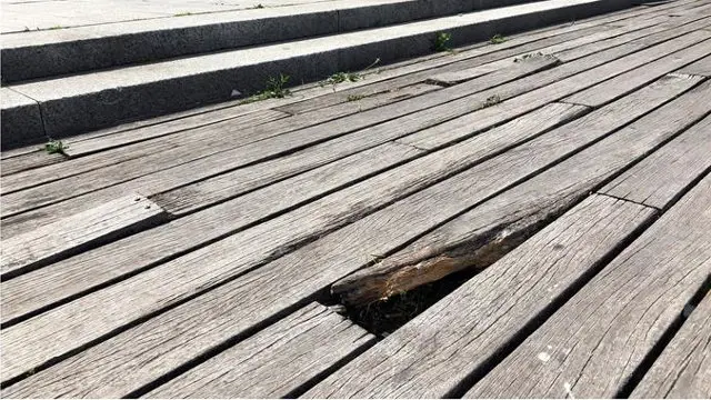 Tabla del paseo de O Marisquiño antes del derrumbe. EFE