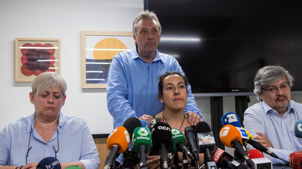 El asesor de la Uavat, Roberto Manrique (de pie), junto a las víctimas Anna Cortés, Nuria Figueras y Rubén Guiñazu. QUIQUE GARCÍA (EFE)