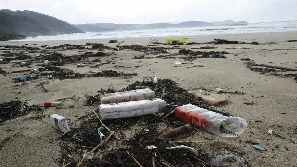 Basura arrastrada por el fuerte oleaje. AEP