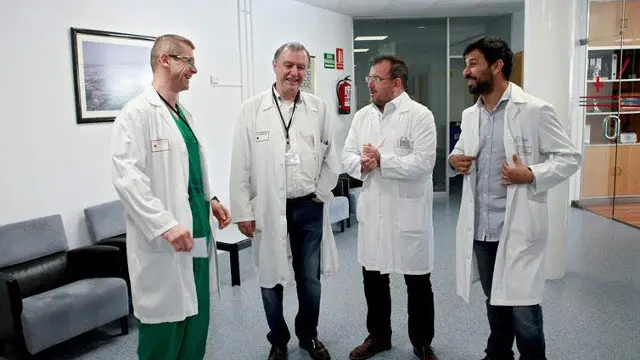 El equipo encargado del trasplante de hígado. CABALAR (EFE)