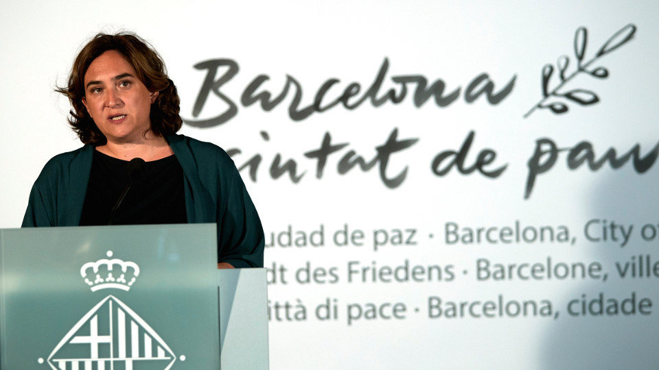 La alcaldesa de Barcelona, Ada Colau, durante la declaración institucional pronunciada con motivo del primer aniversario del 17-A. ALEJANDRO GARCÍA (EFE)