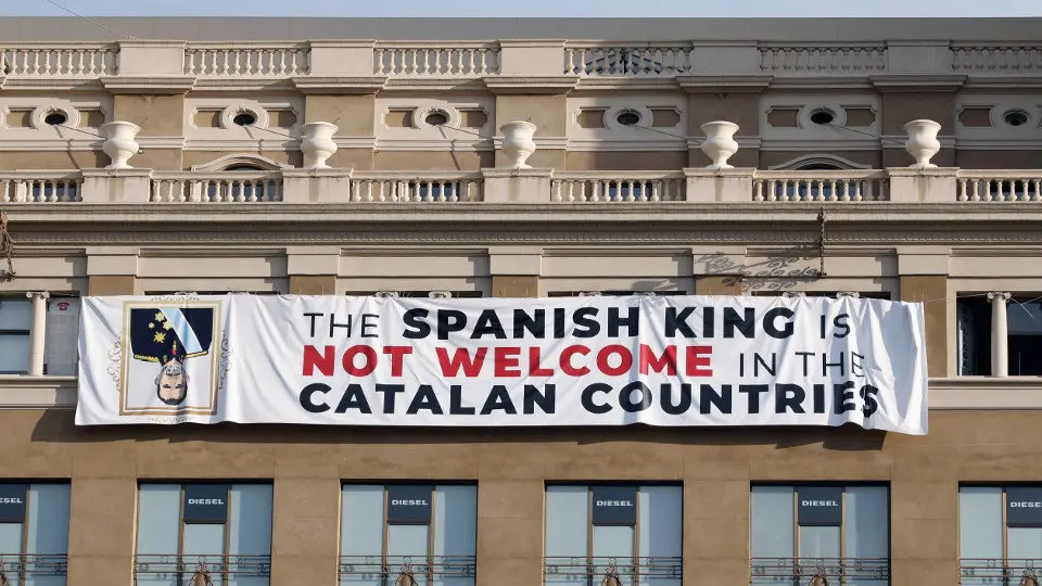 Pancarta colgada por un grupo de independentistas. ANDREU DALMAU (EFE)