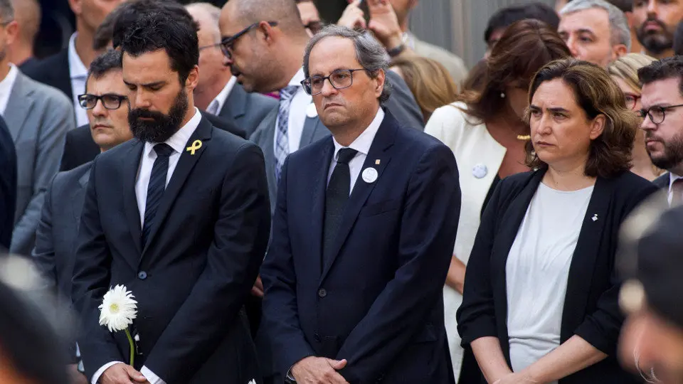 Quim Torra, junto a Roger Torrent y Ada Colau, en los prolegómenos del homenaje a las víctimas del 17-A. QUIQUE GARCÍA (EFE)