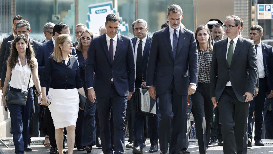 Los Reyes, junto a Pedro Sánchez y otras autoridades, a su llegada a la Plaza de Catalunya. ANDREU DALMAU (EFE)