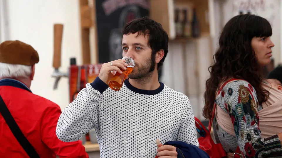 Joven bebiendo cerveza. JAVIER CERVERA MERCADILLO