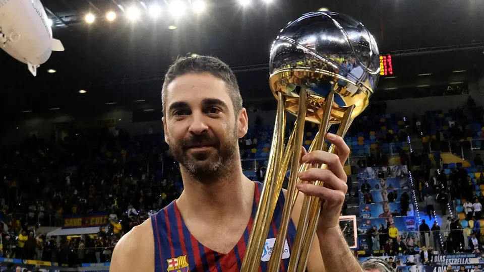 Juan Carlos Navarro, con la Copa del Rey ganada la pasada temporada, su último título como jugador. EFE