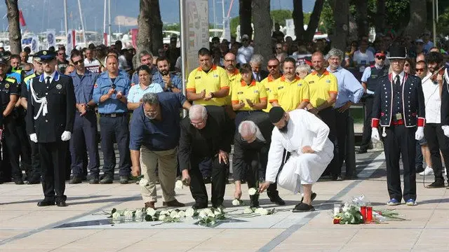 Homenaje a las víctimas en Cambrils. JAUME SELLART (EFE)