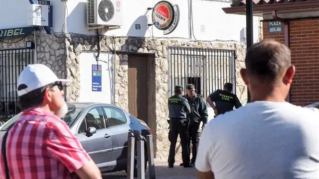 Agentes ante el bar de la localidad vallisoletana en la que se registró el crimen EFE