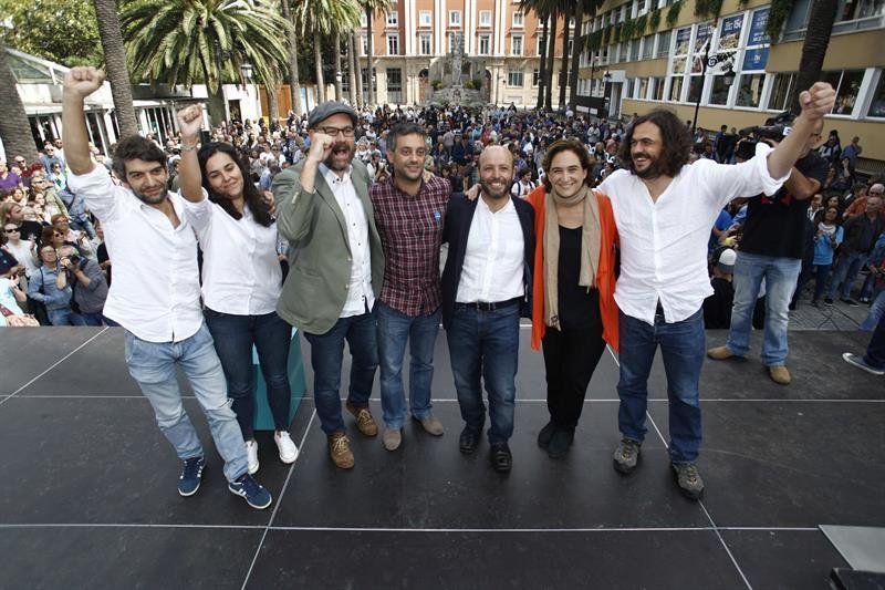 Villares, en 2016 en A Coruña con Jorge Suárez, Luca Chao, Martiño Noriega, Xulio Ferreiro, Ada Colau y Antón Sánchez. EFE