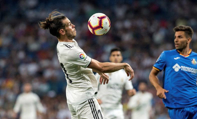 Bale controla un balón durante el partido contra el Getafe. RODRIGO JIMÉNEZ (EFE)
