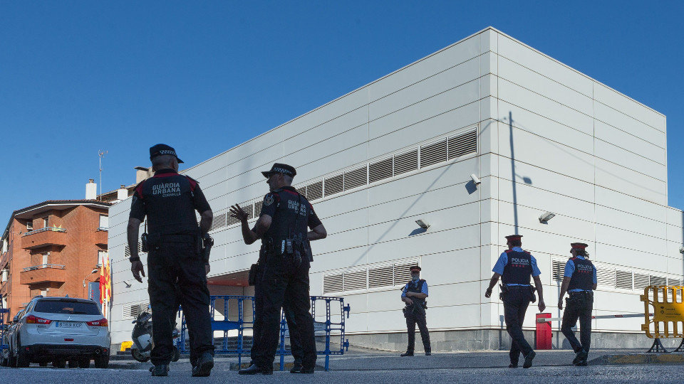 Efectivos policiales ante la fachada de la comisaría de Cornellà de Llobregat. ENRIC FONTCUBERTA (EFE)