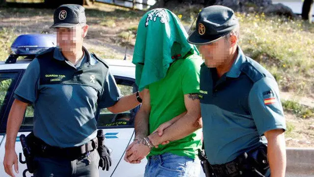 Miembros de la Guardia Civil trasladan al juzgado de Cangas al vecino de Moaña. SALVADOR SAS (EFE)