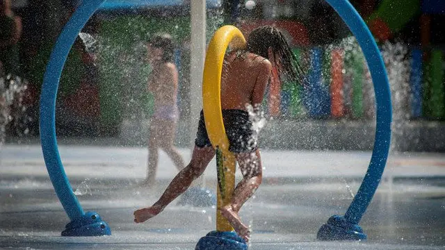 Niños refrescándose en una fuente de Ourense. BRAIS LORENZO (EFE)