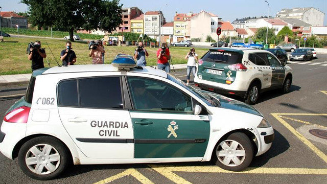Un vehículo de la Guardia Civil ha trasladado al juzgado al detenido por el crimen machista en Cabana de Bergantiños. CABALAR (EFE)