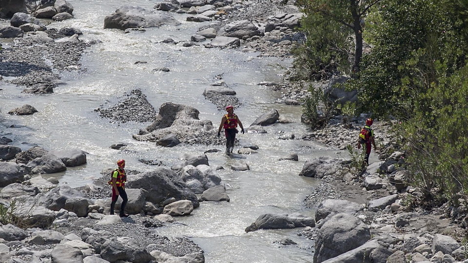 Varios miembros de los equipos de rescate trabajan en una garganta del río Raganello, en dónde las inundaciones. FRANCESCO ARENA (EFE)