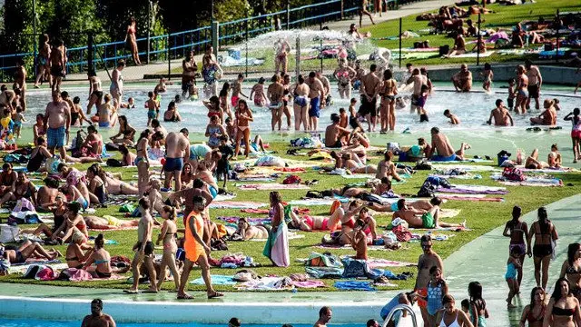 Una piscina de Oira, abarrotada este martes. BRAIS LORENZO (EFE)
