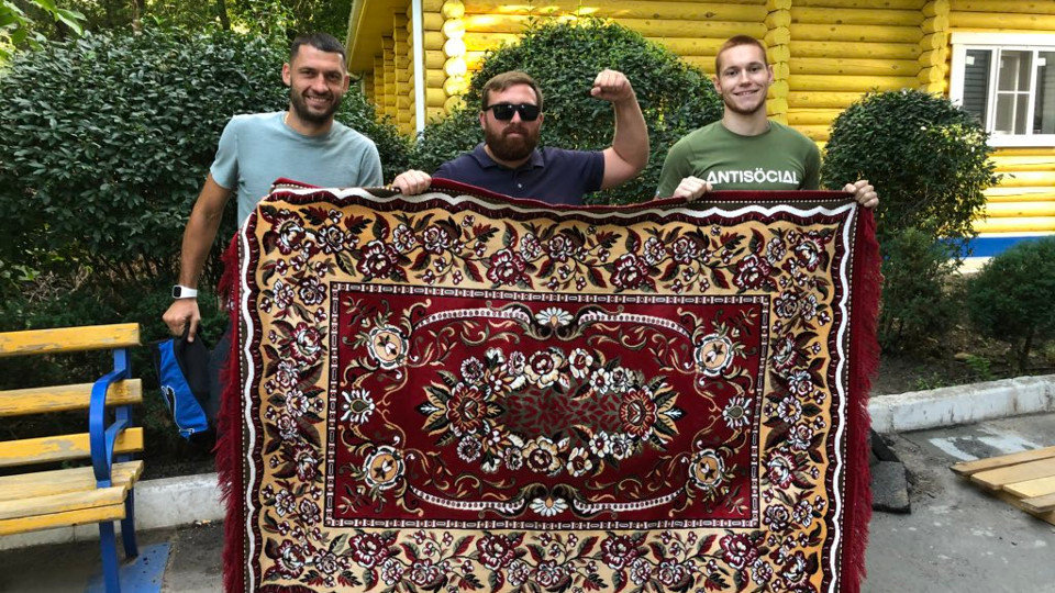 Gatskan (izq.), capitán del Rostov, posa con la famosa alfombra junto a sus propietarios. FCROSTOV