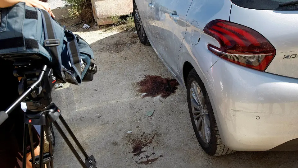 Un cámara de televisión graba el lugar donde ha tenido lugar el homicidio. MANUEL LORENZO (EFE)