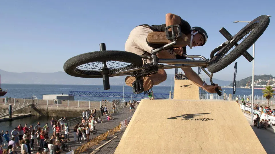 Uno de los participantes en el festival de cultura urbana O Marisquiño. SALVADOR SAS (EFE)