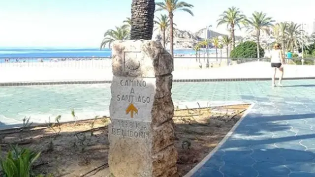 El monolito marca la distancia desde la playa hasta Santiago de Compostela, a 1.140 kilómetros. INSTAGRAM (@VISITBENIDORM)