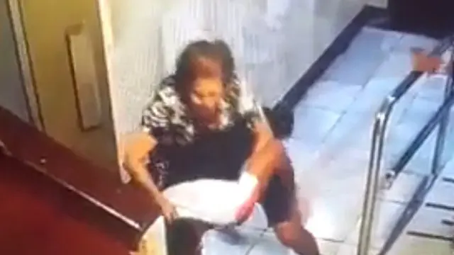 Imagen del momento del robo, grabada por la cámara de seguridad del portal. FACEBOOK