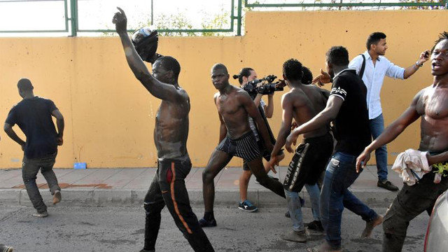 Inmigrantes que saltaron la valla de Ceuta este miércoles. JOSÉ M. RINCÓN (EFE)
