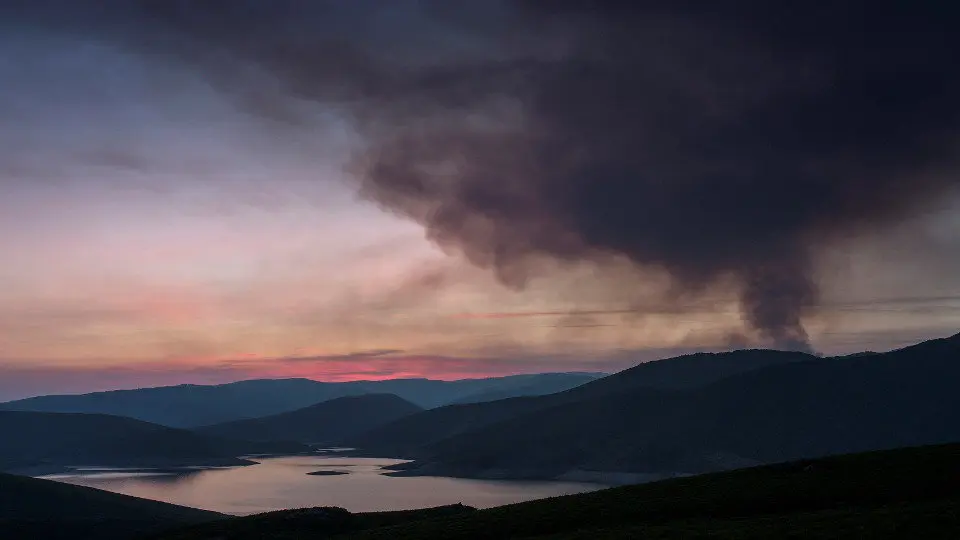Vista general del incendio forestal que afecta al parque natural de O Invernadoiro. BRAIS LORENZO (EFE)