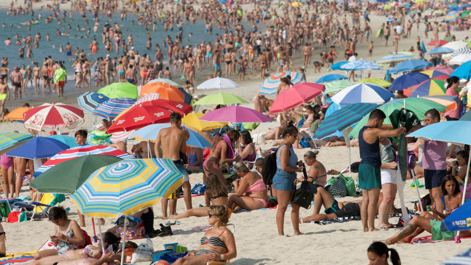 Numerosos bañistas en la playa de Samil. EFE