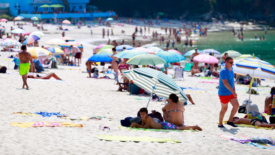 Los gallegos podrán disfrutar de la playa este domingo. CHRISTIAN FERNÁNDEZ