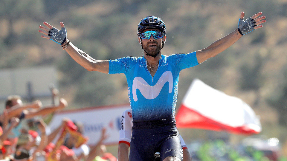 Alejandro Valverde celebra su victoria en la 2ª etapa de La Vuelta 2018 con final en Caminito del Rey. MANUEL BRUQUE (EFE)