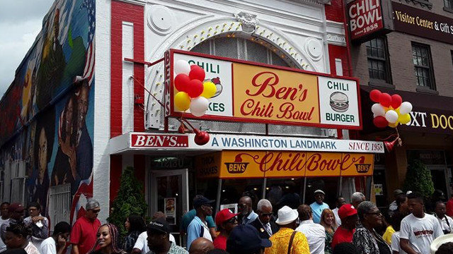 Local de comida rápida Ben's Chili Bowl en Washington, DC. ALFONSO FERNÁNDEZ (EFE)