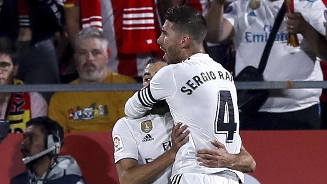 Sergio Ramos y Karin Benzema celebran el segundo gol del equipo blanco. ENRIC FONTCUBERTA (EFE)