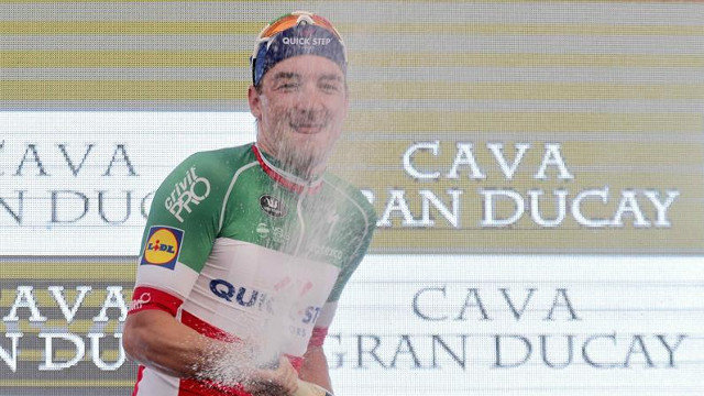 Viviani, celebrando su triunfo en la tercera etapa. MANUEL BRUQUE (EFE)