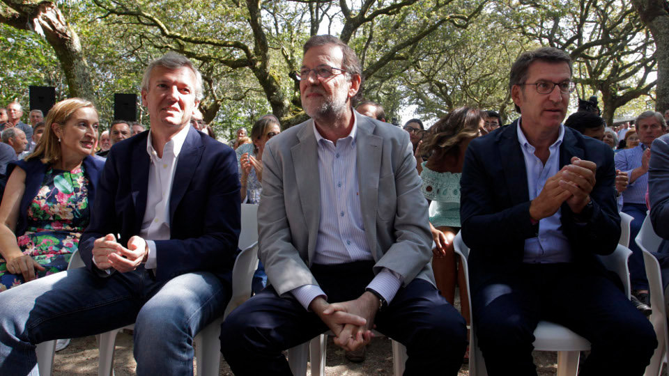 Alfonso Rueda, Mariano Rajoy y Alberto Núñez Feijóo, durante un acto en la Carballeira de San Xusto. ARCHIVO