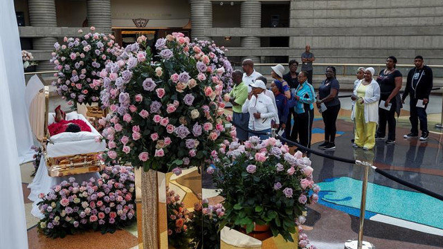 Los restos mortales de la cantante estadounidense Aretha Franklin se exponen al público en el Museo Charles H. Wright de Historia. EPA POOL (EFE)