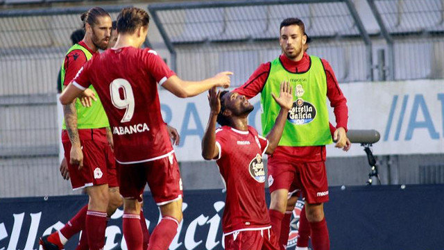 Didier Moreno celebra el gol marcado ante el Racing de Ferrol. KIKO DELGADO (EFE)