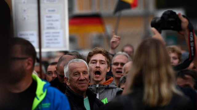 Los manifestantes corean consignas contra Merkel y los refugiados. FRANZ FISCHER