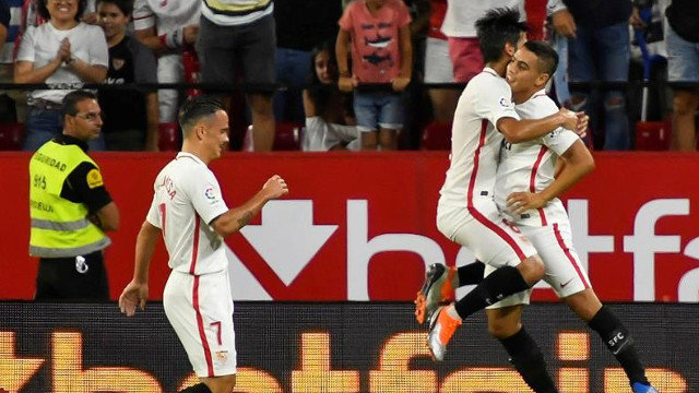 Jugadores del Sevilla celebran un gol. RAÚL CARO (EFE)